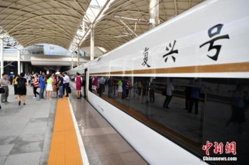 资料图:北京西至石家庄的“复兴号”列车缓缓驶入石家庄火车站。 <a target='_blank' href='http://www.chinanews.com/' _fcksavedurl='http://www.chinanews.com/'></table>中新社</a>记者 翟羽佳 摄