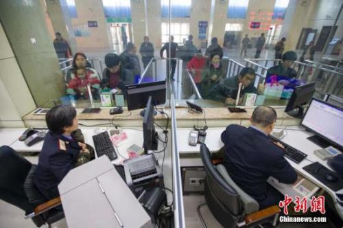 资料图:山西太原,民众正在购买车票。<a target='_blank' href='http://www.chinanews.com/' _fcksavedurl='http://www.chinanews.com/'></table>中新社</a>记者 张云 摄