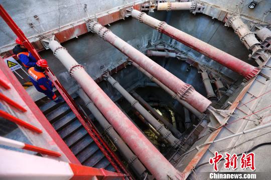 北京地铁12号线光熙门站正在施工。 富田 摄