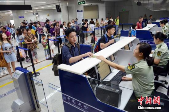 7月1日,搭乘MF880航班的旅客及台胞从台北桃园飞抵福州长乐国际机场办理入境手续。大陆对台湾同胞免签注政策7月1日起正式实施。台胞持有效台湾居民来往大陆通行证(台胞证)即可经开放口岸来往大陆并在大陆停居留,无需办理签注。 <a target='_blank' href='http://www.chinanews.com/' _fcksavedurl='http://www.chinanews.com/'>中新社</a>发 刘可耕 摄