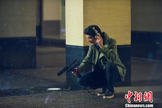 图为宣传片中王力宏在收录杭州下雨的声音。主办方供